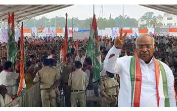 मल्लिकार्जुन खड़गे छत्तीसगढ़ दौरे पर , एयरपोर्ट पर कांग्रेस नेताओं ने गाजे-बाजे के साथ किया स्वागत 