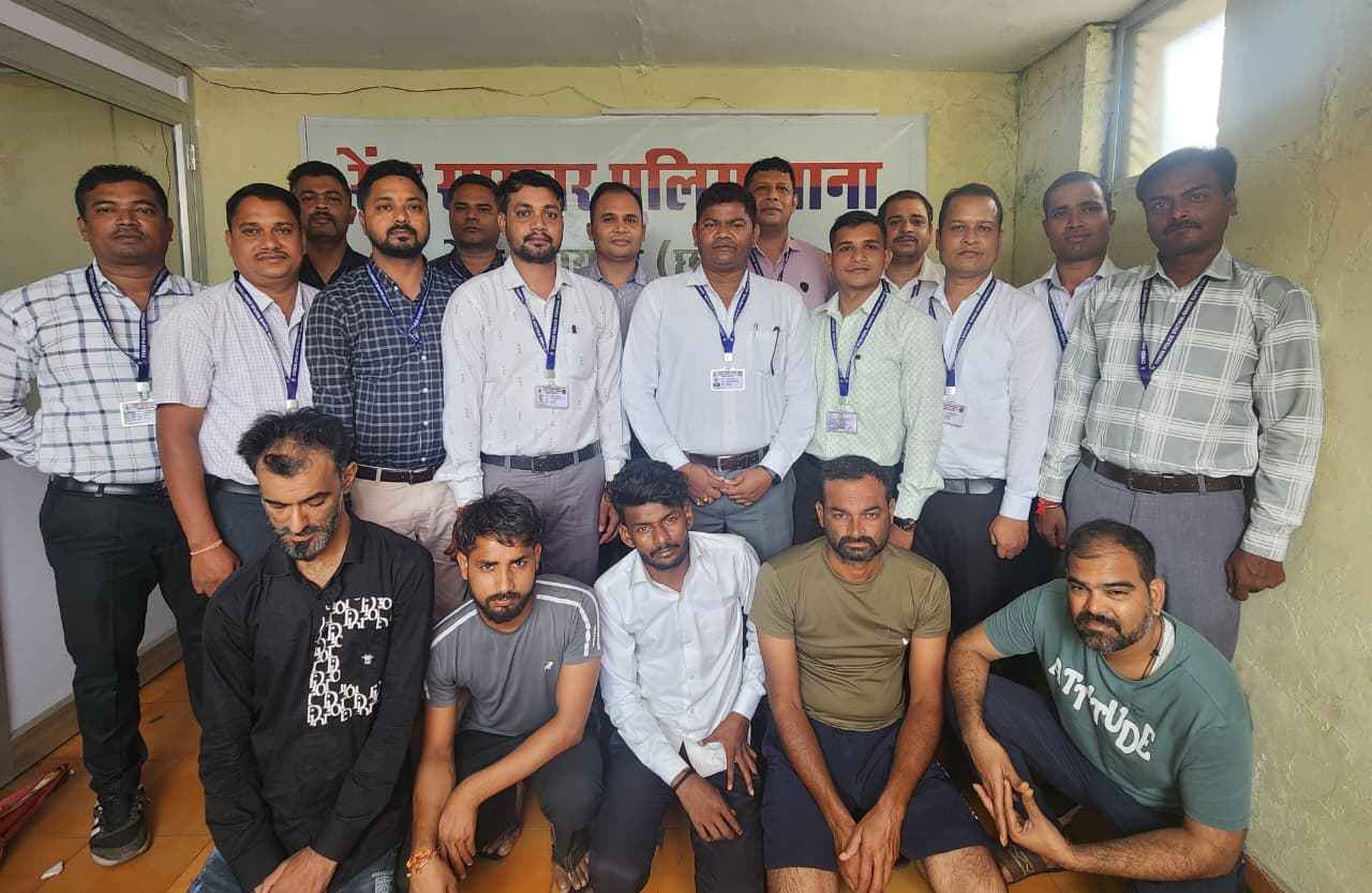 सावधान: डिजिटल अरेस्ट का झांसा देने वालों पर रेंज साइबर सेल की नजर, पुरानी बस्ती के दो मामलों में लाखों उड़ाने वाले पांच को धरा, देखिए, आरोपियों को कोर्ट में पेश करने के बाद जेल दाखिल करते. 