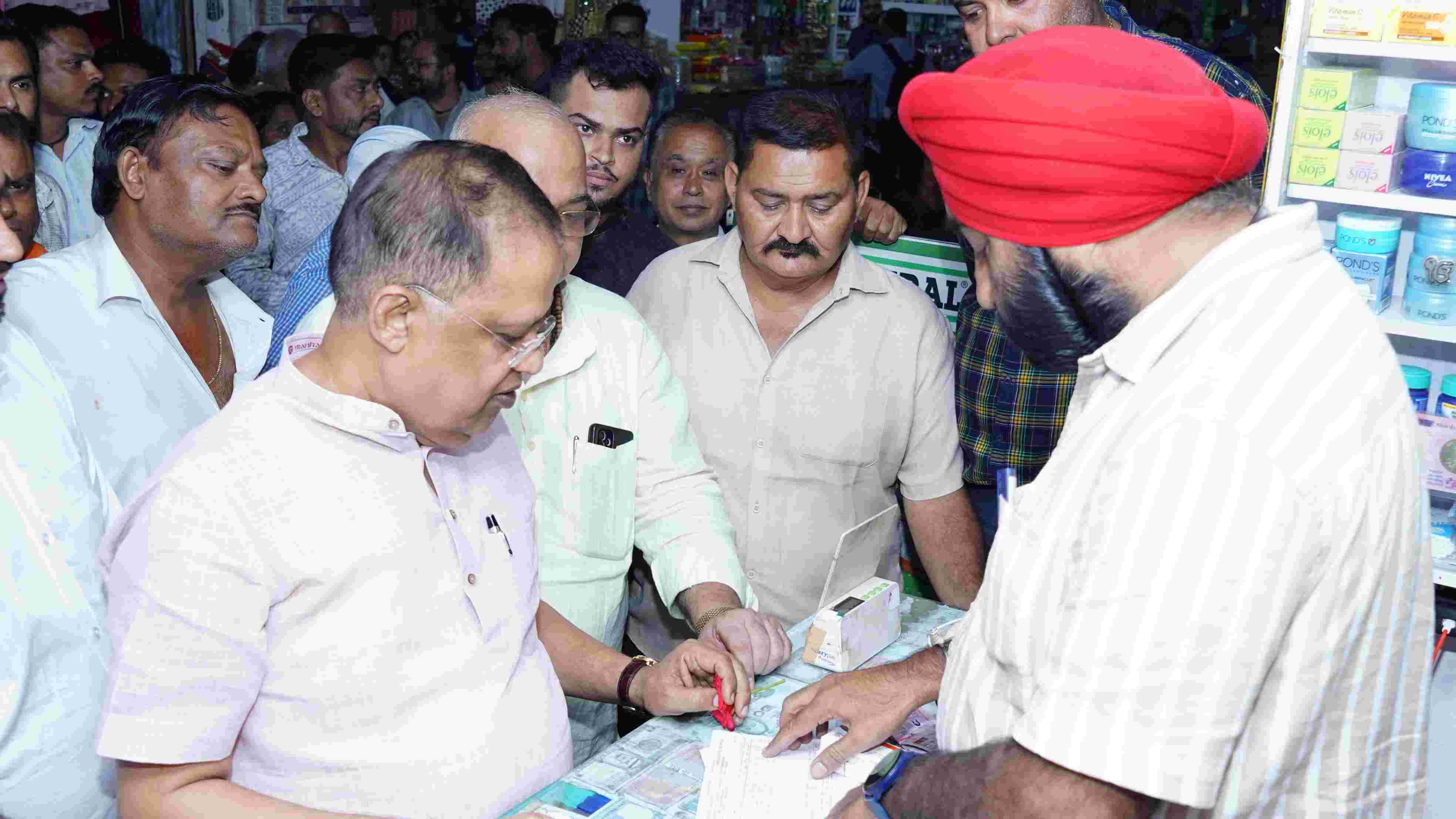 व्यापारियों के बीच विधायक अग्रवाल समझाया जीएसटी कटौती के लाभ.