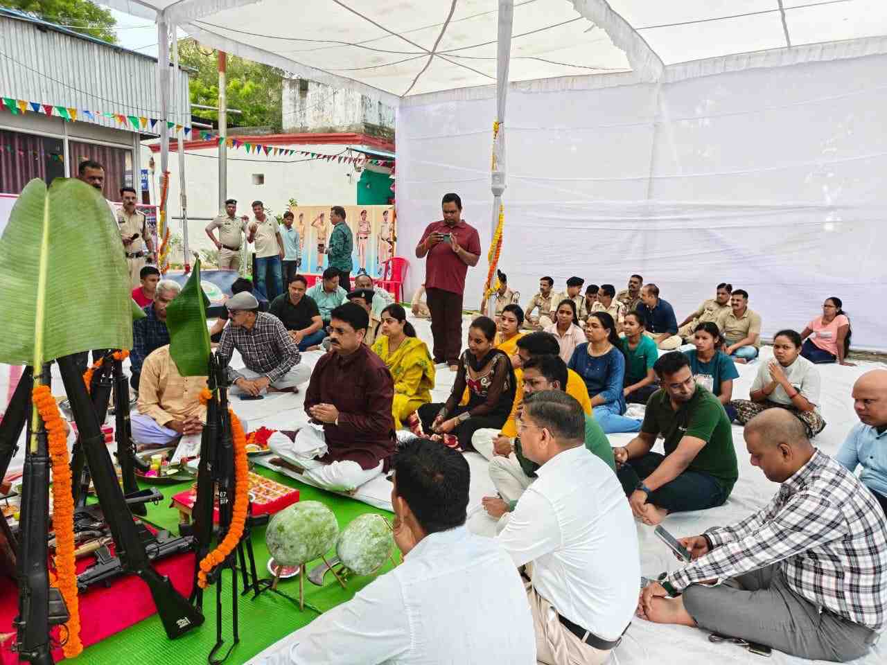 एसएसपी संग जिले के मातहतों ने मां दुर्गा की आराधना कर शास्त्रों के सामने शीश नवाया.