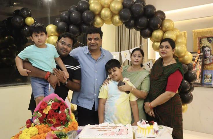 बिलासपुर: प्रदेश अध्यक्ष कमल सोनी ने शुभचिंतकों के बीच अपना जन्मदिन स्लीब्रेट कर सर्राफा एसोसिएशन की तरफ से ग्राहक जागरूकता अभियान की पेशकश.