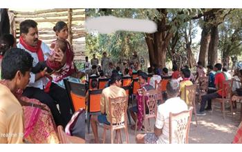 डिप्टी सीएम विजय शर्मा नक्सली लीडर हिड़मा के गांव पहुंचे, जहां उन्होंने ग्रामीणों से संवाद किया। इस दौरान उन्होंने कहा कि सरकार का पहला लक्ष्य अंतिम व्यक्ति तक विकास पहुंचाना है