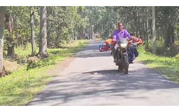 इलाज के पैसों की कमी से मजबूर पति, कैंसर पीड़ित पत्नी को बाइक पर लेकर दर-दर भटक रहा है