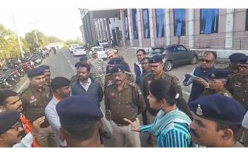 छात्र को पेड़ पर लटकाने की घटना के विरोध में एबीवीपी ने प्रदर्शन किया। डीईओ को ज्ञापन देने पहुंचे कार्यकर्ताओं ने कलेक्टर कार्यालय का मुख्य गेट तोड़ दिया, जिसके बाद नाराज़ SDM ने कहा—‘आग लगा दो…’