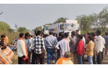 खाद की कमी से नाराज़ किसानों ने जोरदार प्रदर्शन किया, मुख्य मार्ग को जाम कर दिया, जिससे आवागमन बाधित रहा