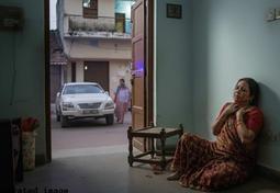 घर में घुसकर अकेली बुजुर्ग महिला से लूट: अज्ञात बदमाशों ने रॉड से हमला कर उन्हें लहूलुहान किया और आभूषण लूटकर फरार हो गए; पुलिस जांच में जुटी है