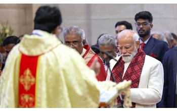 PM मोदी ने क्रिसमस पर चर्च में की प्रार्थना, कहा- “क्रिसमस की भावना लाए सद्भाव”