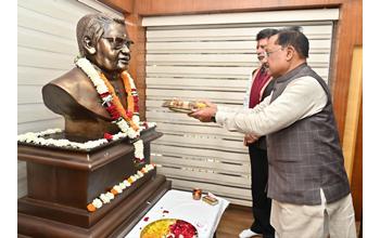 अटल जयंती पर सीएम साय ने प्रतिमा पर माल्यार्पण कर दी श्रद्धांजलि