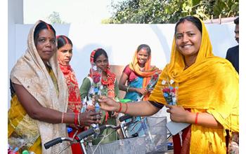 मंत्री लक्ष्मी राजवाड़े गांव–बस्ती चलो अभियान के अंतर्गत भटगांव विधानसभा क्षेत्र के महावीरपुर एवं संजय नगर पहुँचीं