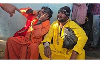 तंत्र-मंत्र के शक में ग्रामीणों का कहर: साधुओं की जमकर पिटाई, घंटेभर तक मचा बवाल, बाइक से जान बचाकर भागे