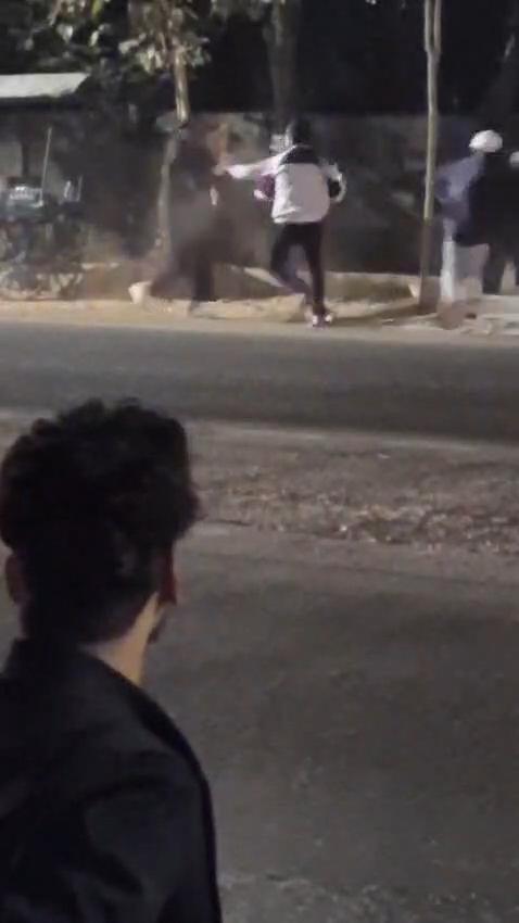 'OMG' : थाने से चंद कदम दूर दो गुटों में जमकर हुई मारपीट, सरेराह बरसे पत्थर लेकिन पुलिस बेखबर. देखिए नजारा. 