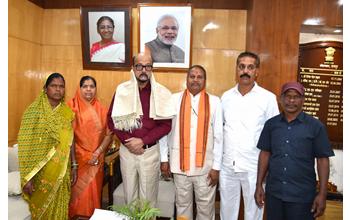 राष्ट्रपति पुरस्कार से सम्मानित ढोकरा शिल्प कलाकारों ने राज्यपाल रमेन डेका से की सौजन्य भेंट