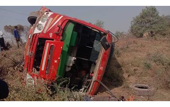 खराब सड़क के कारण बस अनियंत्रित होकर पलटी, आधा दर्जन यात्री मामूली रूप से घायल
