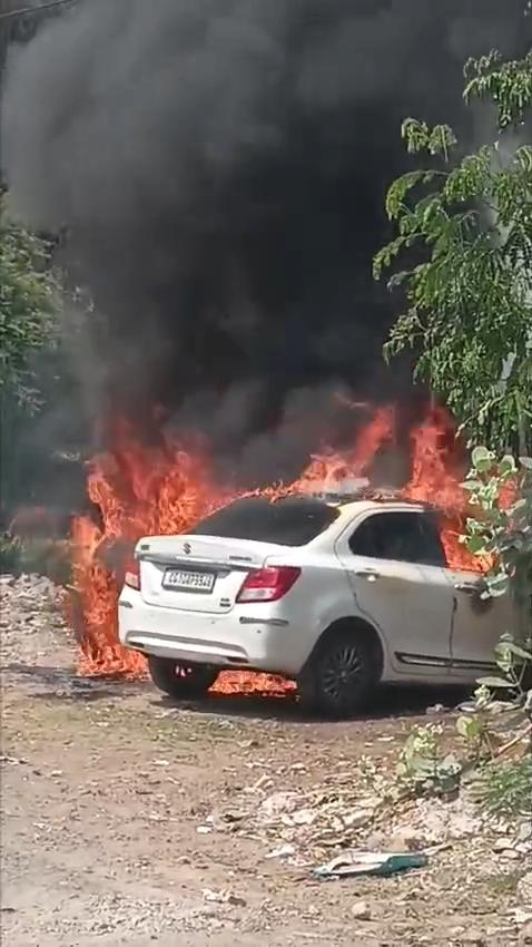 ब्रेकिंग विडियो: मेघदूत नगर में भीषण आगजनी, कचरे के ढेर से उठी लपटों ने दो कारें जलाईं