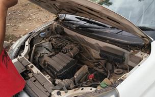 कार के बोनट से बैटरी चोरी, इलाके में हड़कंप मचा