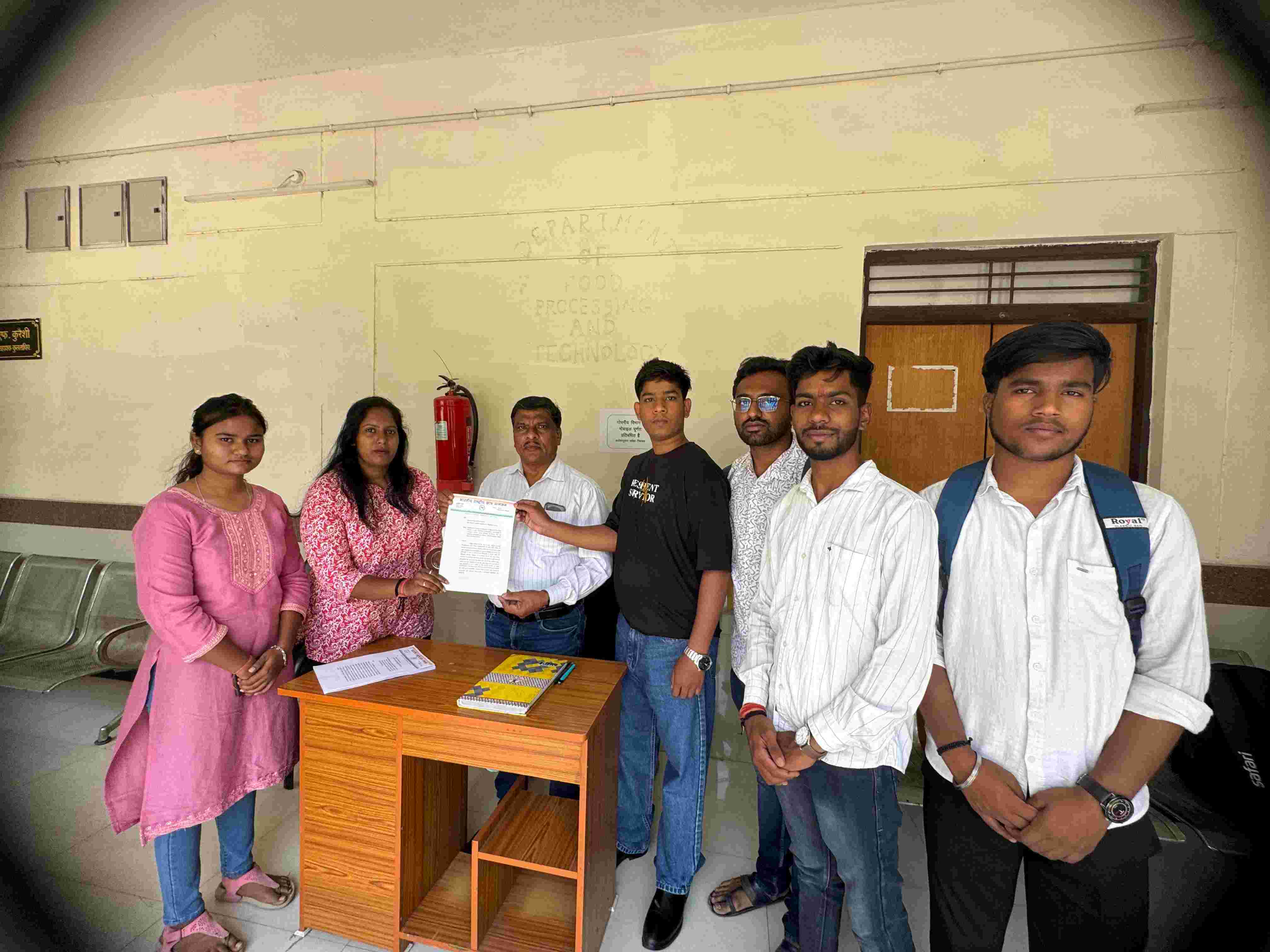 एनएसयूआई की जिला उपाध्यक्ष अदिति वर्मा की विंग ने अटल बिहारी वाजपेई यूनिवर्सिटी प्रबंधन को घेरा.