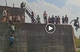 डैम में खतरनाक स्टंट का VIDEO: 20 फीट ऊंचाई से कूदते युवक, क्या जल संसाधन विभाग किसी बड़े हादसे का इंतजार कर रहा है?