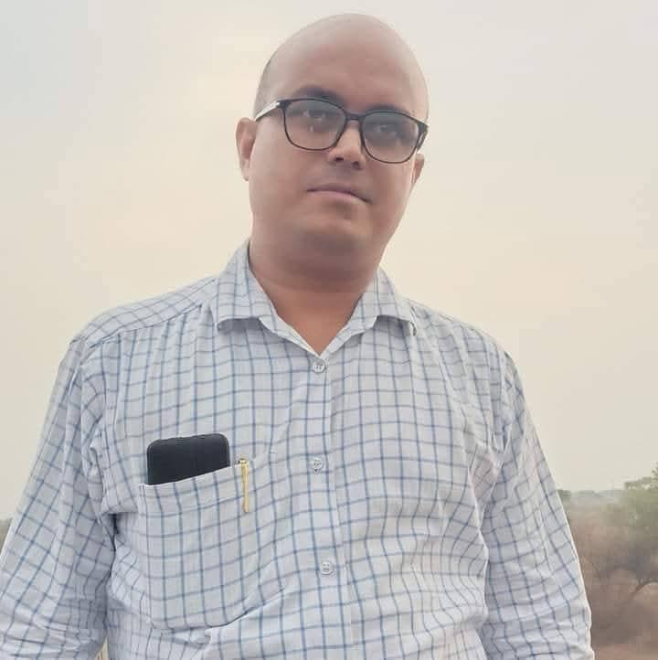 अखबार की सुर्खियों के बीच खो गई अखबार बांटने वाले की जिंदगी...