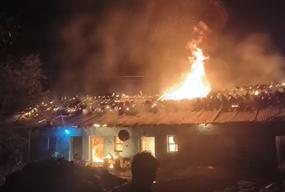 बंद मकान में लगी आग ने 9 घरों को लिया चपेट में, लोग बाहर निकलकर सुरक्षित, शॉर्ट सर्किट की आशंका