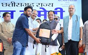 CM विष्णु देव साय ने हज यात्रियों को मेडिकल किट वितरित कर दी सफल यात्रा की शुभकामनाएं