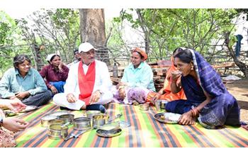 निर्माणाधीन पंचायत भवन का निरीक्षण करने पहुंचे CM साय, श्रमिकों के साथ जमीन पर बैठकर बोरे बासी और आमा चटनी का स्वाद लिया