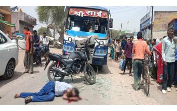 तेज रफ्तार बस और बाइक की टक्कर में बड़ा हादसा एडिशनल एसपी के चाचा की मौत, परिवार में शोक की लहर