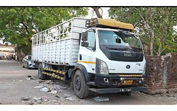 लोहे के सामान से भरा माजदा जब्त वैध दस्तावेज नहीं मिलने पर GST विभाग ने की कार्रवाई