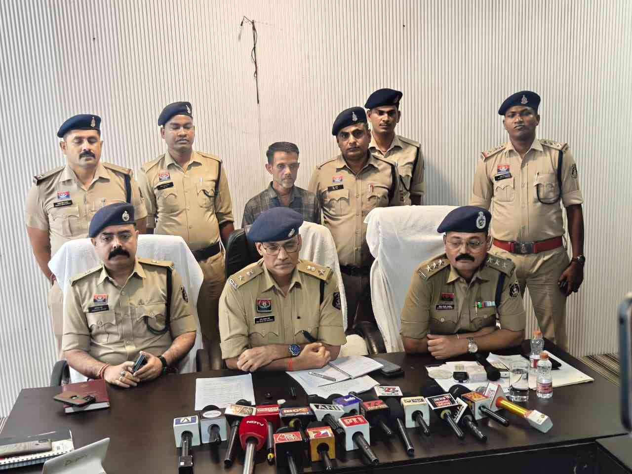 4 महीने में 8 मौतें, गांव में घूम रहा था 'जहर का सौदागर'  शराब में जहर घोलकर एक-एक कर उतारता रहा मौत के घाट, आखिर पुलिस ने खोला सीरियल किलर का राज.