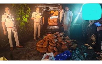 नशा तस्करी पर पुलिस का बड़ा प्रहार: 3 कारों से 552 किलो गांजा जब्त, 2 अंतरराज्यीय तस्कर गिरफ्तार, 1.21 करोड़ रुपये का माल बरामद