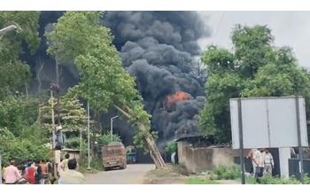बॉयलर ब्लास्ट के बाद कार्बन फैक्ट्री में लगी आग, मजदूरों ने भागकर बचाई जान