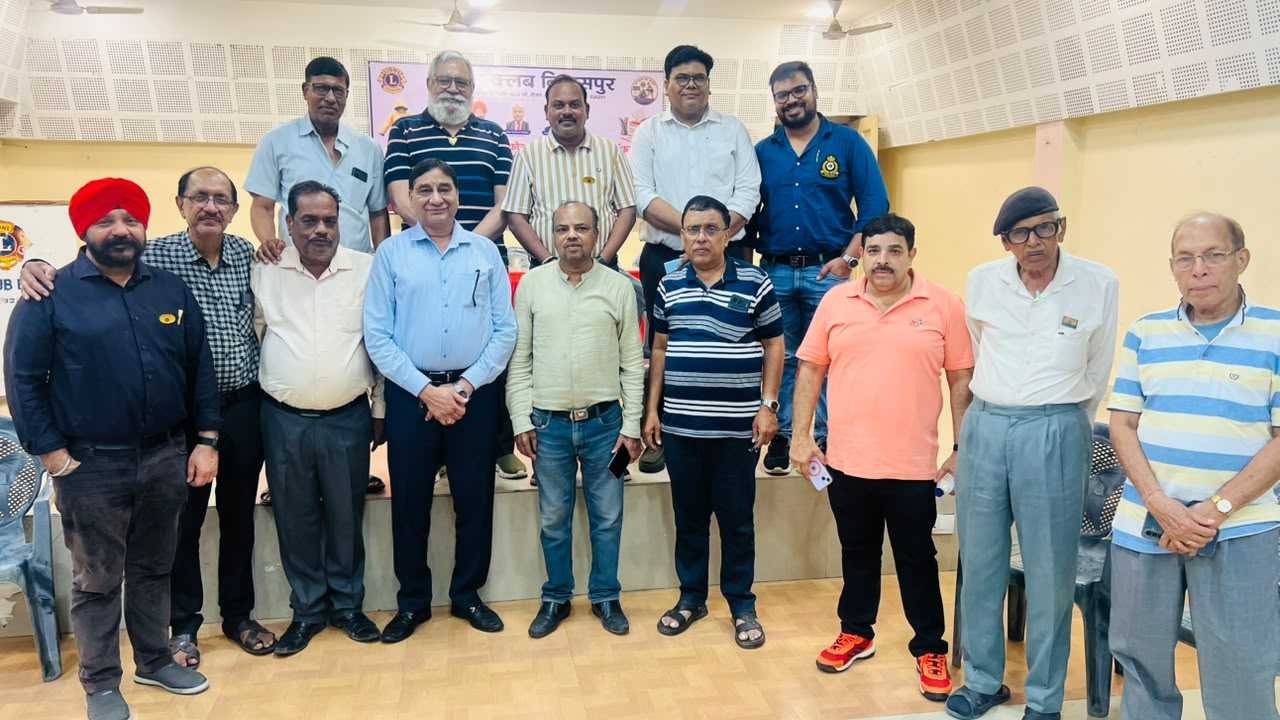 लायंस क्लब ने 150 जरूरतमंद बच्चों को रेनकोट, कॉपी,पेन भेंट किया.