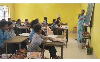 बस्तर में बदहाल शिक्षा व्यवस्था: तीन साल से स्कूल भवन का इंतजार, पंचायत भवन में पढ़ने को मजबूर बच्चे