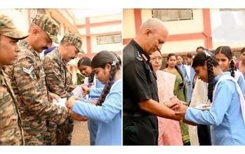 Raksha Bandhan 2026: छात्राओं ने जवानों की कलाई पर बांधी राखी, पोस्टकार्ड पर लिखे भावुक संदेश