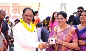स्नेह की डोर से जुड़ा अनमोल रिश्ता: शहीद जवान की पत्नी ने मुख्यमंत्री विष्णु देव साय को राखी बांधी। इस भावुक पल पर मुख्यमंत्री ने कहा—“आज मुझे सगी बहन से बढ़कर बहन मिली।”