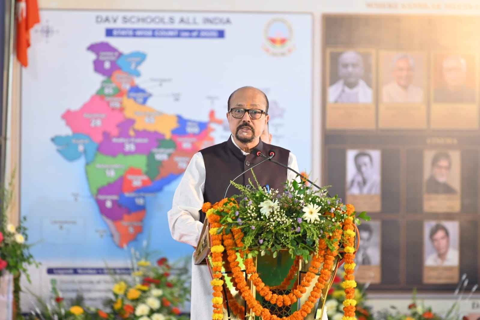 राज्यपाल रमेन डेका ने कहा शिक्षक समाज के निर्माण और विद्यार्थियों के व्यक्तित्व विकास में महत्वपूर्ण भूमिका निभाते हैं.