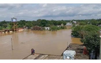 बाढ़ में फंसे परिवार: कई निचले और तटीय इलाकों में बाढ़ का पानी घरों के अंदर घुस जाने के कारण कई परिवार पानी के बीच फंस गए हैं और सुरक्षित बाहर निकलने के लिए मदद की गुहार लगा रहे