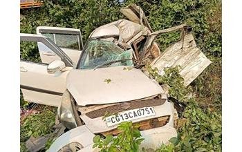 कार-ट्रेलर की जोरदार भिड़ंत, एक ही परिवार के 3 लोगों की मौत, 2 की हालत गंभीर