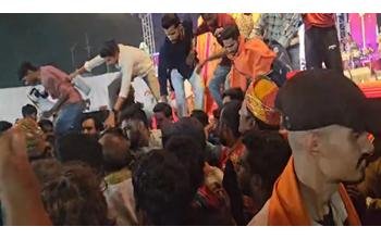 गरबा नाइट में हंगामा: बजरंग दल और आयोजकों के बीच झड़प, मारपीट का वीडियो वायरल