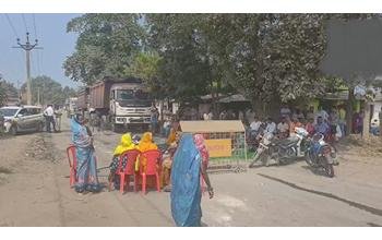 जर्जर सड़कों से उड़ रही धूल से ग्रामीण परेशान, विरोध में किया चक्काजाम